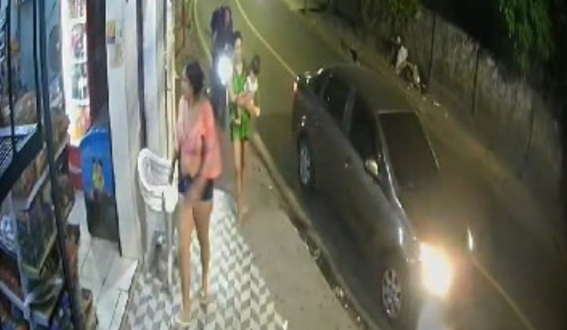 Mulher com bebê no colo é atropelada por motoboy; Veja os Vídeos 😱🏍 Uma mulher e um  bebê, não identificados foram atropelados