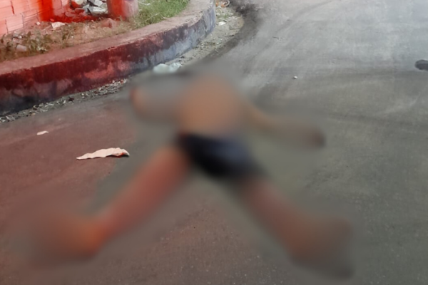 🚨😱Imagens Fortes: Homem é perseguido e morto a terçadadas na cabeça; Veja 😱🚨 Um homem ainda não identificado recebeu diversos golpes