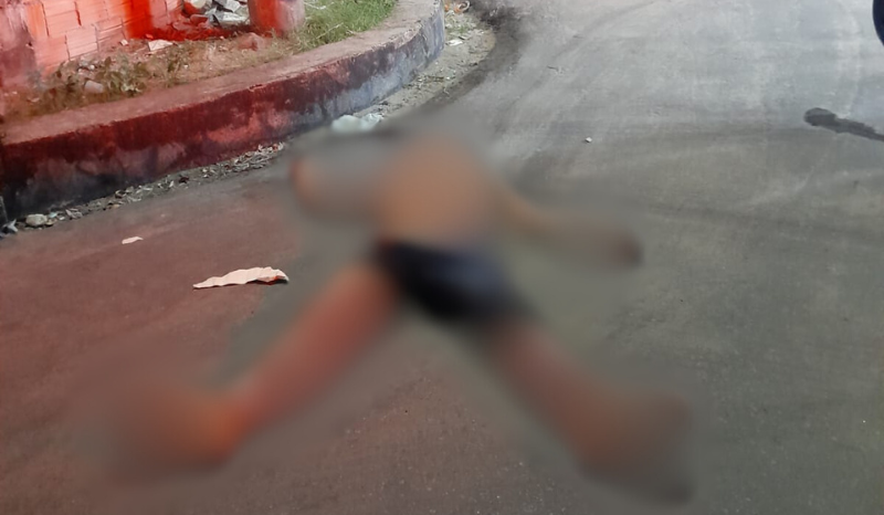 🚨😱Imagens Fortes: Homem é perseguido e morto a terçadadas na cabeça; Veja 😱🚨 Um homem ainda não identificado recebeu diversos golpes