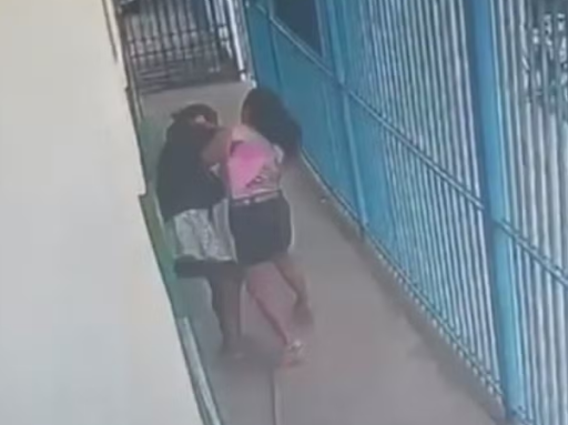 😱🚨ATENÇÃO VIDEO FORTE: Mulher descobri traição e mata amante com golpes de facão em posto de saúde😱🚨 Vítima entrou na unidade...