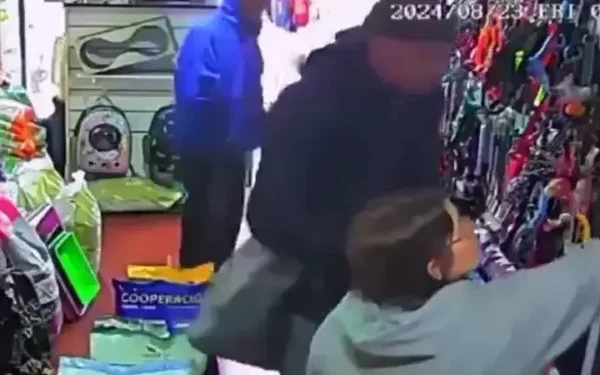 Aos gritos, mulher espanta assaltantes de loja com água fervendo; Veja o Vídeo Em um ato de bravura inesperada, uma comerciante...