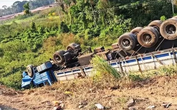 😱🚨Veja o Vídeo: Alta velocidade, curva perigosa e caminhão tombado na BR-163 no Pará Mais um acidente foi registrado na BR-163, uma