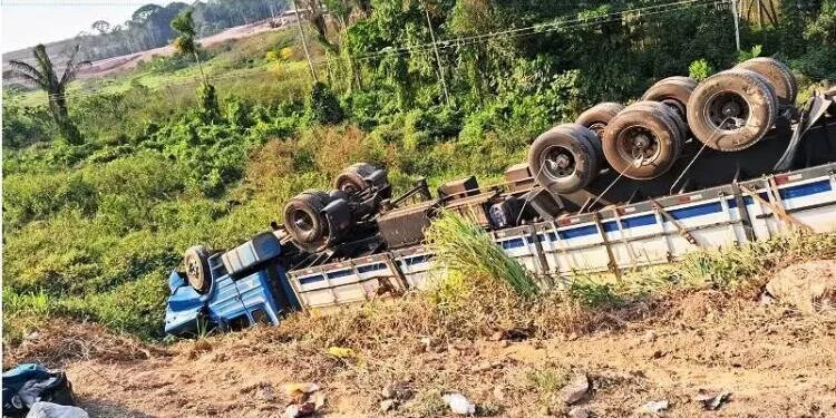 😱🚨Veja o Vídeo: Alta velocidade, curva perigosa e caminhão tombado na BR-163 no Pará Mais um acidente foi registrado na BR-163, uma