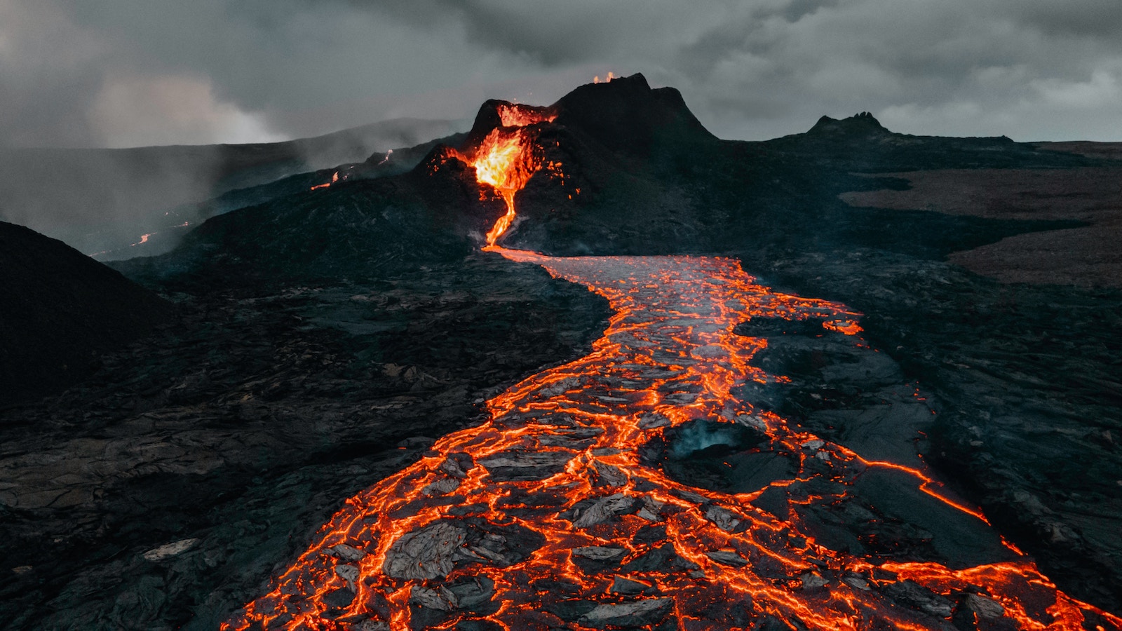 🌎🔥Internacional: Vulcão entra em erupção e gera terremoto na Islândia Um vulcão é uma abertura ou fissura na crosta terrestre por onde