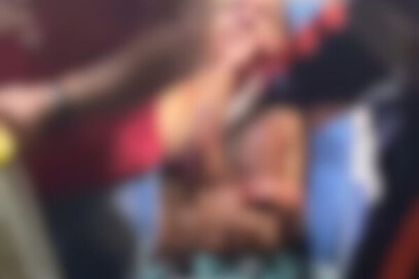 😱🚨Vídeo Forte: Candidato a prefeito invade casa de eleitora, tenta tira cartaz da oposição e termina com enxada crava na cabeça