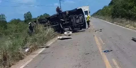 Carro-forte capota após colidir com caminhão na PA-150 no Moju Um grave acidente envolvendo um carro-forte e um caminhão ocorreu nesta