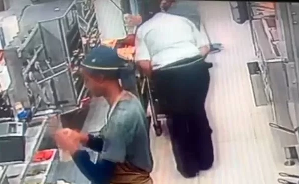 Uma funcionária portadora do espectro autista do McDonald’s, na cidade de São Pedro D’Aldeia, na Região dos Lagos do Rio de Janeiro, denunciou uma das gerentes da loja por ter sido mordida durante o seu expediente de trabalho. A vítima Ana Cláudia Prudencio Lessa, de 29 anos, segundo a CNN Brasil, afirmou em depoimento na delegacia que a mordida “aconteceu no braço esquerdo, no corredor de produtos/delivery”. Um vídeo gravado por uma das câmeras internas da lanchonete mostra o momento em que a mordida teria ocorrido. O caso foi em junho e a funcionária procurou a delegacia pouco mais de uma semana depois. Ela afirmou ainda, que não foi antes até a polícia porque levou o fato a outros gestores e estava até então esperando uma atitude da empresa. Ana Cláudia também alegou que apesar do local ser monitorado por câmeras, as imagens não teriam sido mostradas a ela e que quando perguntou para a gerente o motivo dela ter feito aquilo, a mesma respondeu que “era uma brincadeira”. A gerente que aparece na gravação é Mariana Cerdeira. Durante o seu depoimento ela negou ter mordido a funcionária autista. Ela também disse que no dia do fato estava “ensinando o trabalho para que a Ana Cláudia fosse promovida”. A gerente do McDonald’s declarou ainda que “sabe que a funcionária possui histórico de autolesão, que chegou a presenciar no trabalho ela chegando com lesão aparente e sangrando na mão; que em outra ocasião, a Ana Cláudia chegou ao trabalho com cortes no antebraço e que já teve crises testemunhadas pelos colegas”. O exame de corpo de delito aponta que a lesão no braço da funcionária autista foi provocada por uma ação contundente. E que há vestígio à integridade corporal ou à saúde da pessoa examinada. Um laudo médico apresentado pela vítima, registra que ela está sob cuidados psiquiátricos, que a paciente apresenta dificuldades sociais, com hipersensilidade auditiva, irritabilidade quando a sua rotina não é respeitada, entre outros. O documento atesta ainda, que a paciente não tem condições de exercer funções laborais por período de 180 dias, tampouco de ir até o ambiente de trabalho. O documento também orienta que os seus direitos como pessoa com deficiência sejam garantidos como manda a lei. Ana Cláudia está, portanto, afastada das suas funções. O caso foi registrado na delegacia da cidade de São Pedro D’Aldeia (125ª DP) como lesão corporal. No último dia 23 de setembro o Ministério Público do Estado do Rio de Janeiro denunciou a gerente da lanchonete também por lesão corporal e ainda solicitou o pagamento de indenização para funcionária autista. A CNN procurou a rede McDonald’s que se posicionou informando que “A companhia reitera seu compromisso com um ambiente seguro, respeitoso, inclusivo e que repudia qualquer tipo de violência, tendo adotado todas as medidas cabíveis”. A empresa também destacou que “reforça que oferece apoio à colaboradora e que está acompanhando cuidadosamente o caso.” Nós entramos em contato com a defesa de Ana Cláudia Prudencio Lessa e ainda não tivemos um retorno e a gerente envolvida no caso, Mariana Cerdeira, também ainda não nos deu uma resposta.