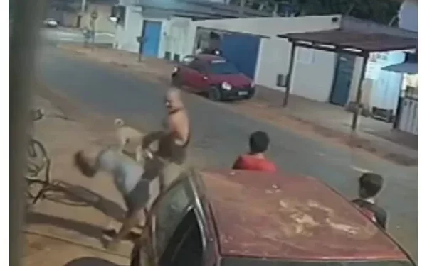 Homem agride com um soco no rosto uma criança após briga por causa de uma manga; Veja o Vídeo Um incidente envolvendo a agressão a uma