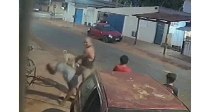 Homem agride com um soco no rosto uma criança após briga por causa de uma manga; Veja o Vídeo Um incidente envolvendo a agressão a uma