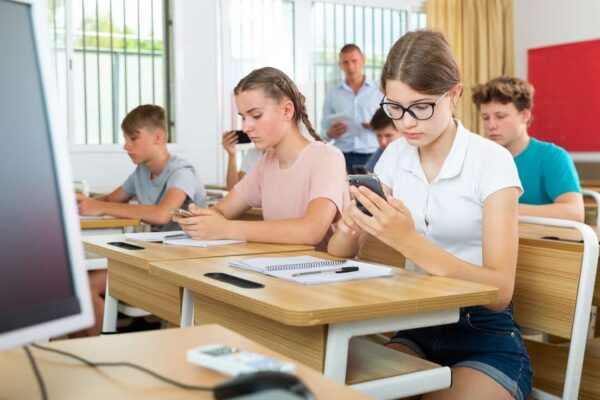 Educação: MEC anuncia preparação de projeto de lei para vetar celulares em escolas públicas e privadas O Ministério da Educação (MEC) está