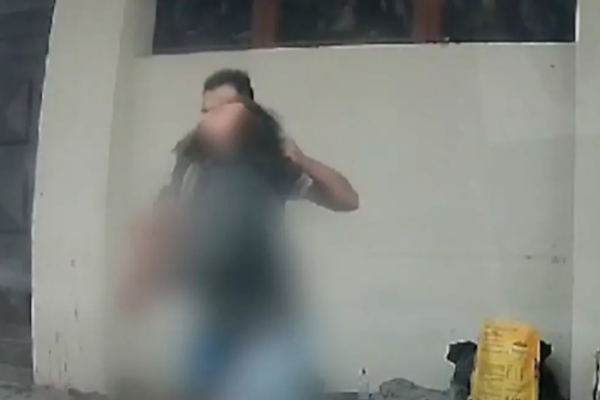 Morador em situação de rua é morto a facadas enquanto estava deitado; Veja o Vídeo Imagens gravadas por uma câmera mostram o momento