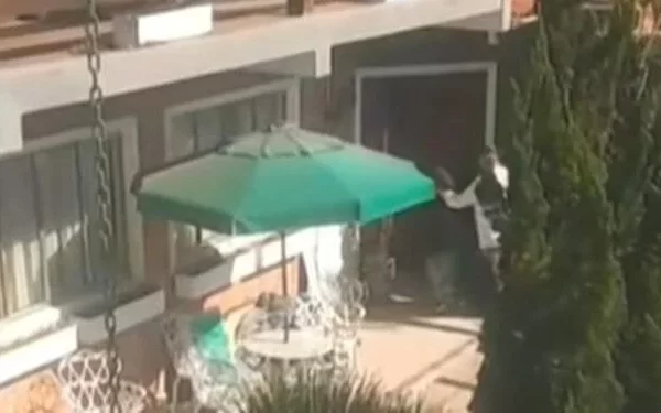 🚨😤Vídeo Revoltante Mostra Idosa de 84 anos sendo agredida pelo próprio filho Um vídeo revoltante registrado no bairro de Interlagos