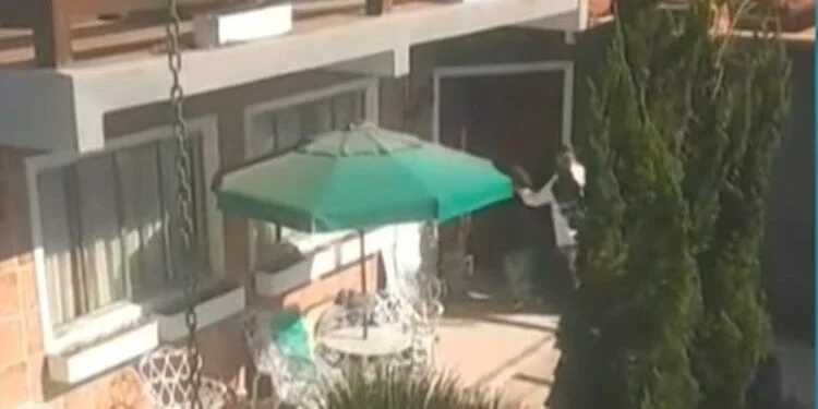 🚨😤Vídeo Revoltante Mostra Idosa de 84 anos sendo agredida pelo próprio filho Um vídeo revoltante registrado no bairro de Interlagos