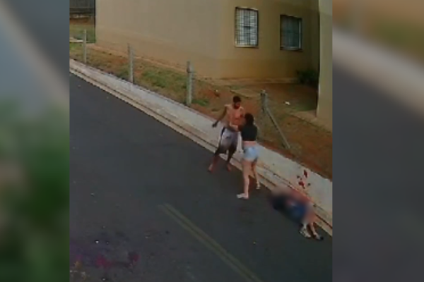  😱🚨Vídeo Forte: Motoboy ameaça ex e morre ao levar terçadadas do namorado dela  Imagens de câmeras de segurança registraram