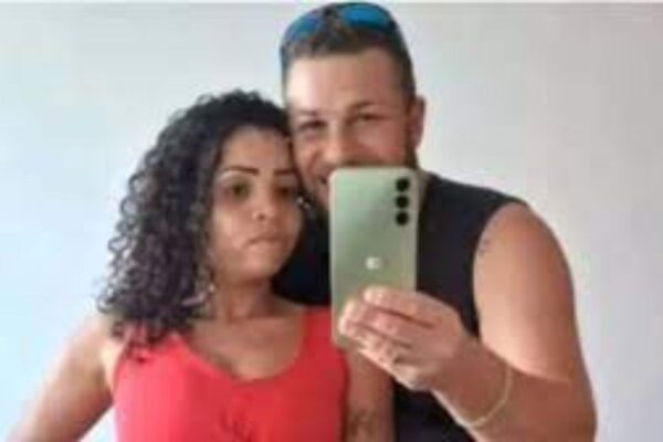 😱Mulher é presa após cortar pênis de marido por ‘falhar’ na hora H Uma mulher de 48 anos cortou o pênis do marido após o parceiro não