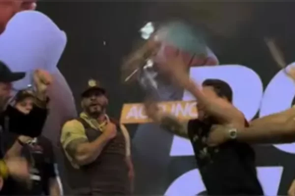 Popó dá cadeirada em lutador argentino; Vídeo. Ex-lutador de boxe foi para a briga contra um argentino que rasgou uma camisa...