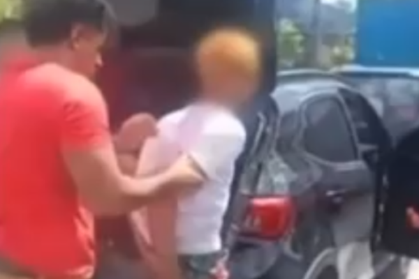 Mulher contrata assassino por R$ 7 mil para matar vizinha após briga por terreno Uma mulher de 59 anos foi presa por ter contratado um homem