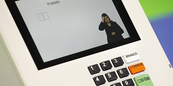 Eleições 2024: Justiça Eleitoral traz intérprete de Libras na urna para assegurar acessibilidade Durante as eleições de 2024