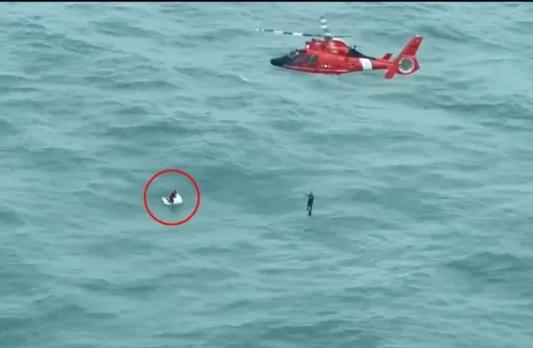 VÍDEO: Homem fica à deriva em cima de isopor após passagem do furacão. Passagem do furacão Milton pela Flórida deixou 12 mortos...