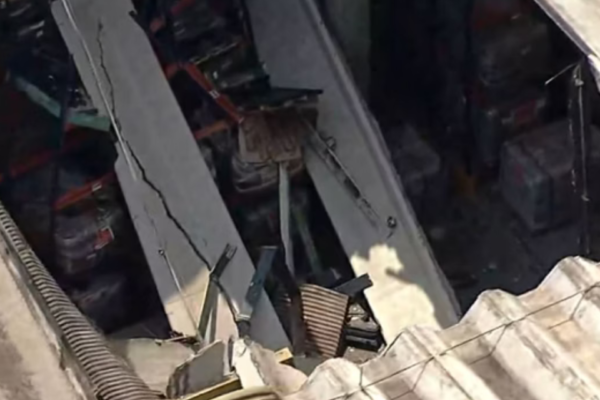 Vítima morre após desabamento de teto de empresa. Acidente aconteceu na Avenida Fábio Eduardo Ramos Esquivel...