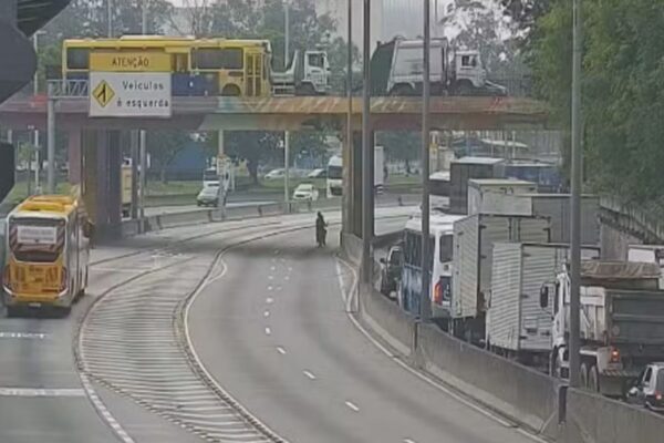 Tiroteio entre policiais e traficantes deixa 3 mortos e 2 feridos. Baleados são motoristas e passageiros que ficaram no fogo cruzado...