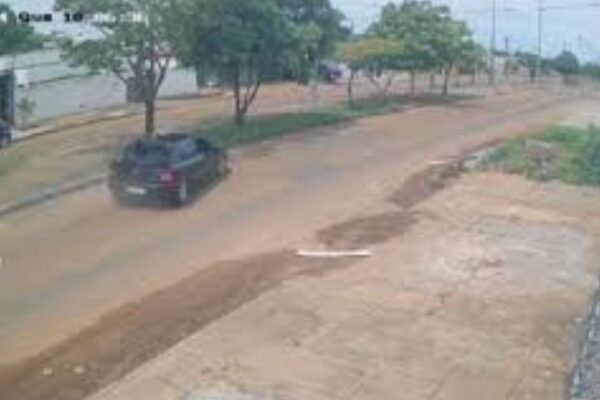 🚗Transito: Adolescente perde o controle do carro, derruba três árvores e capota 😱 Um adolescente perdeu o controle do veículo...