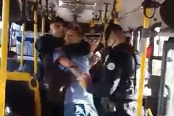 Idoso é agredido dentro de ônibus e revida com 'mata-leão'. Dois homens foram filmados brigando dentro de um ônibus municipal...