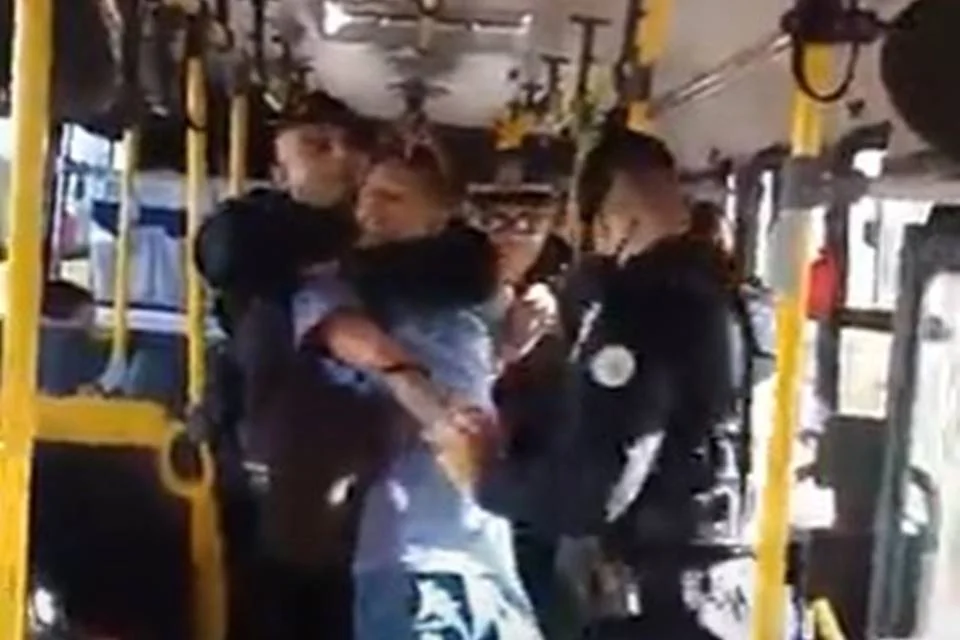 Idoso é agredido dentro de ônibus e revida com 'mata-leão'. Dois homens foram filmados brigando dentro de um ônibus municipal...