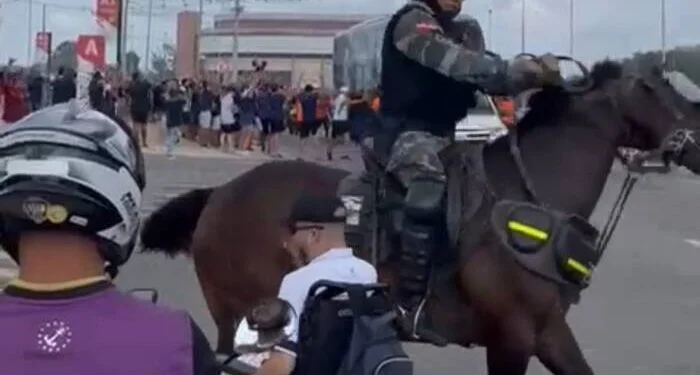 Vídeo – assustado com fogos, cavalo da PM atropela cadeirante no estacionamento do Mangueirão