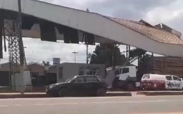 Carreta invade e destrói posto da SEFA