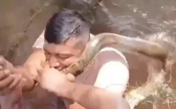 🐍Homem morde sucuri para se livrar de ataque em rio; Veja o Vídeo😱 Em uma cena digna de um épico amazônico com pitadas de comédia