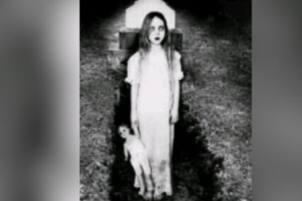 Menina fica presa em túmulo da mãe