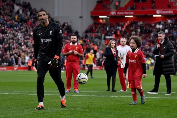 Ex-goleiro do Liverpool é vaiado em Anfield ao defender pênalti de criança. Em ação no intervalo de Liverpool x Chelsea, David James...