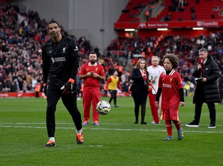 Ex-goleiro do Liverpool é vaiado em Anfield ao defender pênalti de criança. Em ação no intervalo de Liverpool x Chelsea, David James...