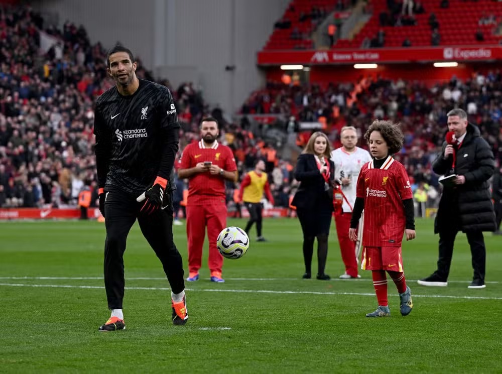 Ex-goleiro do Liverpool é vaiado em Anfield ao defender pênalti de criança. Em ação no intervalo de Liverpool x Chelsea, David James...