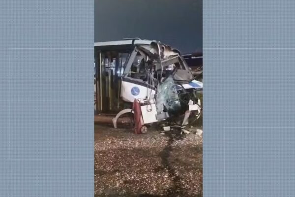SP: Acidente entre ônibus e micro-ônibus deixa 32 feridos