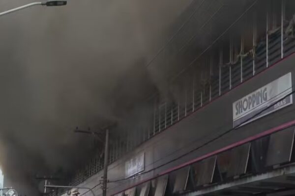 Incêndio atinge shopping no Brás, no Centro de SP