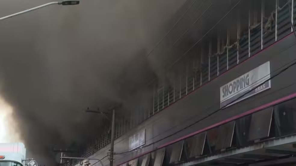 Incêndio atinge shopping no Brás, no Centro de SP