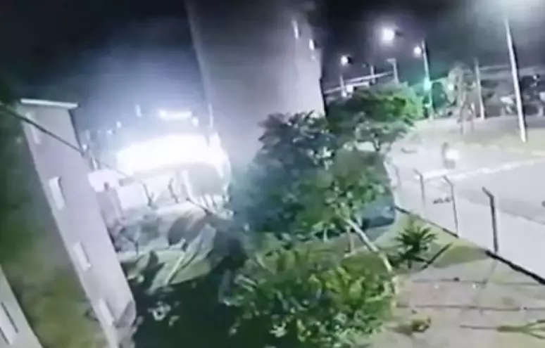 VÍDEO: torre de caixa d'água cai 1 segundo após motociclista passar. Caso ocorreu na madrugada de domingo (13) em um condomínio...