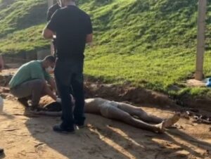 CORPO DE HOMEM TODO AMARRADO E COM MARCAS DE MUITA TORTURA É ENCONTRADO EM RAMAL NO BAIRRO DO LAGO AZUL, ZONA NORTE DE MANAUS
