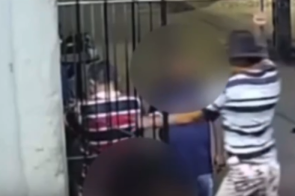 Dono de bar é esfaqueado várias vezes na frente de clientes e suspeito foge; Veja o Vídeo O crime aconteceu em Paulista, na Grande Recife