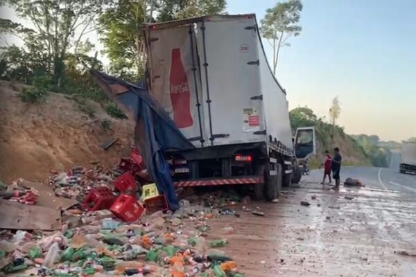 MANAUS: Motorista fica em estado grave após colisão de carreta com barranco
