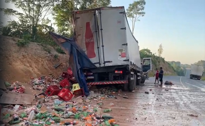 MANAUS: Motorista fica em estado grave após colisão de carreta com barranco