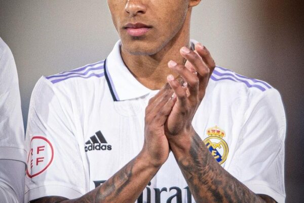 POLÊMICA: Após tatuagem, jogador descobre que não é pai de filha com influencer