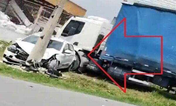 Motorista fica gravemente ferido após carro colidir com dois caminhões e um poste. Um motorista teve de receber socorro de emergência...