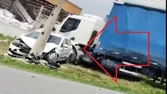 Motorista fica gravemente ferido após carro colidir com dois caminhões e um poste. Um motorista teve de receber socorro de emergência...