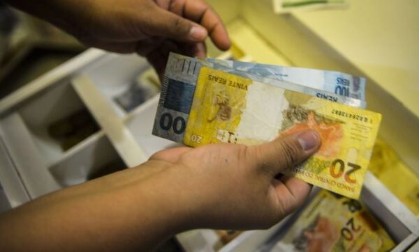 Empresas têm até esta sexta-feira para pagar o décimo terceiro salário