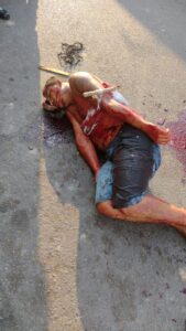 IMAGENS FORTES! A CÂMERA DE SEGURANÇA CAPTURA O MOMENTO EM QUE UM HOMEM É ESFAQUEADO E ESPANCADO A PAULADAS EM MANAUS.