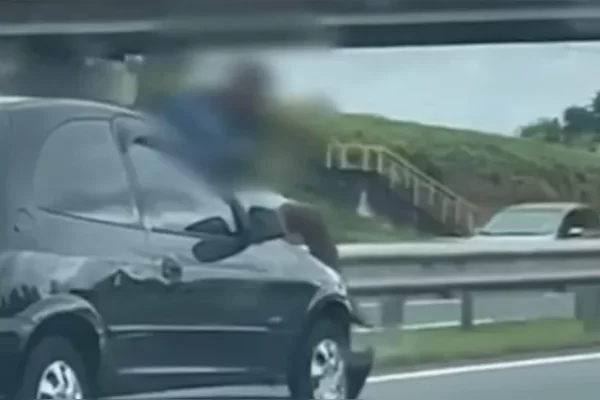 Jovem sobe em capô do carro da ex e acaba arremessado