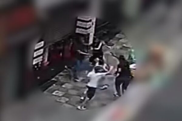 Homem mata a tiros a ex-mulher na região da 25 de Março. Feminicídio ocorreu na Ladeira Porto Geral, uma das principais ruas de...